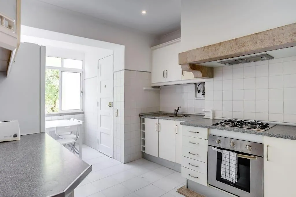 Spacious Tailor Made Flat In Areeiro Lisbon