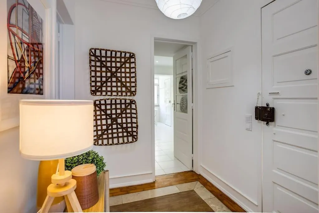 Spacious Tailor Made Flat In Areeiro Lisbon 0*,