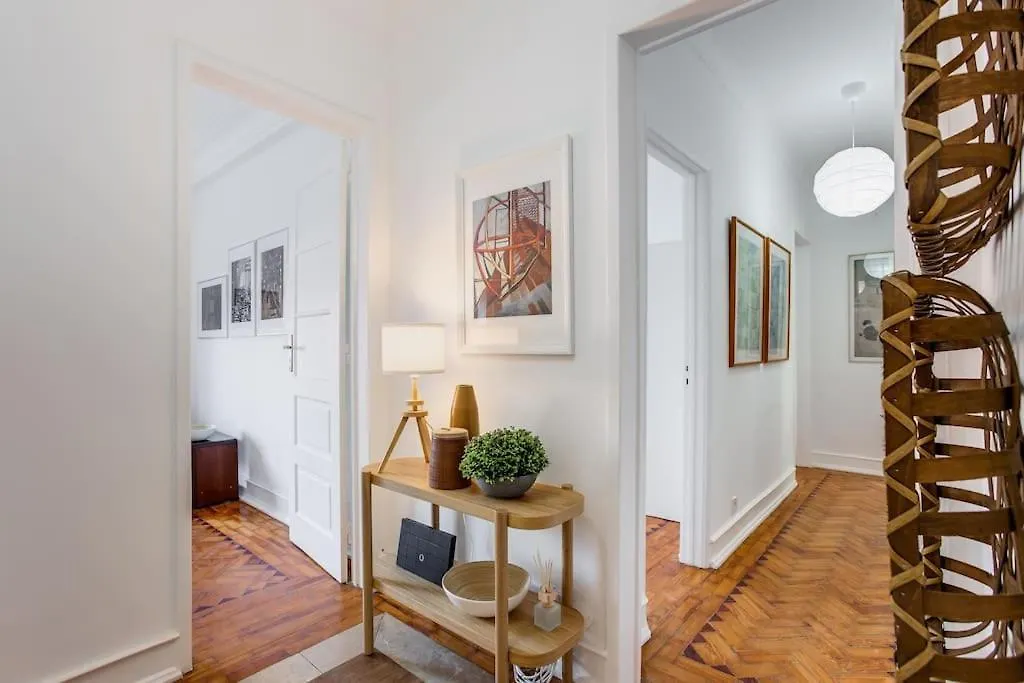Spacious Tailor Made Flat In Areeiro Lisbon