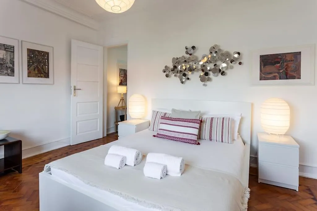 Spacious Tailor Made Flat In Areeiro Lisbon