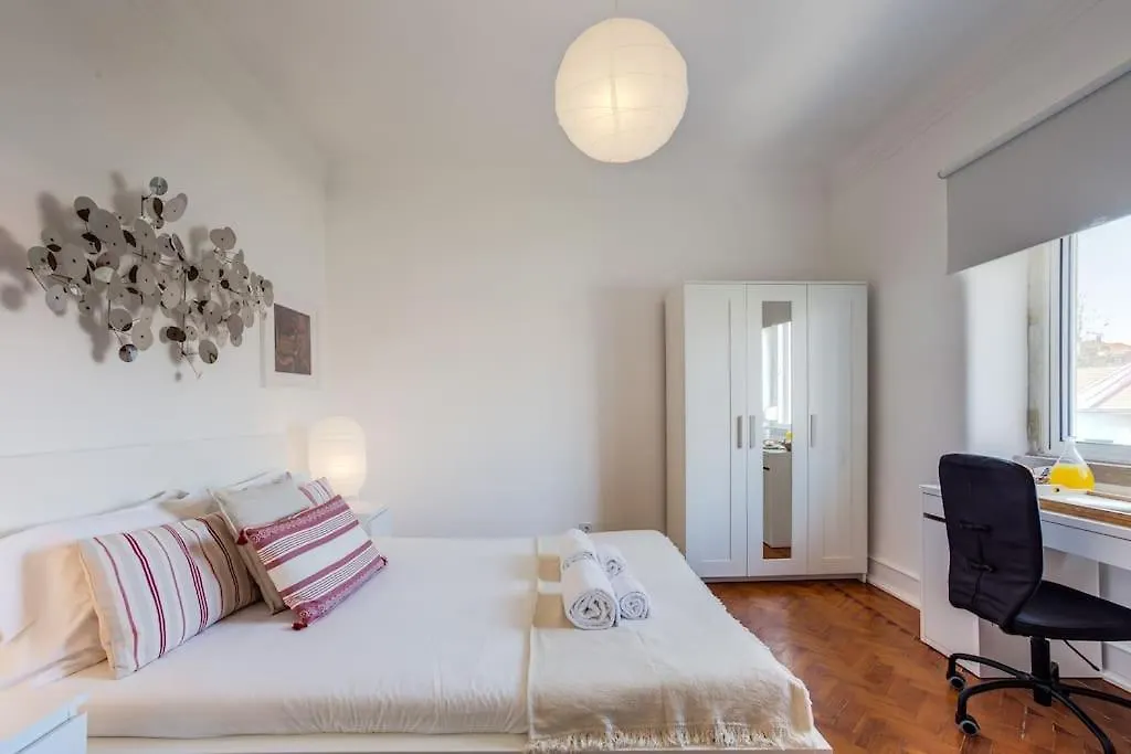 Spacious Tailor Made Flat In Areeiro Lisbon